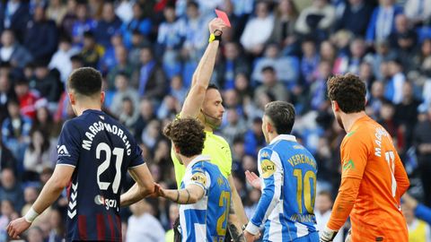 Momento en que el &aacute;rbitro expulsa a Yeremay durante el D&eacute;por-Eibar