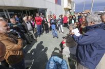 Los participantes en la ruta mar�timo-cultural de ayer por Camelle, delante del Museo de Man. 