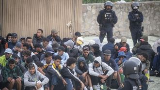 Agentes de la Polic�a Nacional desalojan a migrantes de playa Ben�tez en Ceuta.