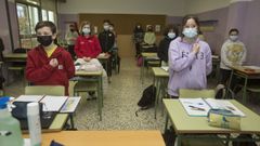 Minuto de silencio. En el instituto Alfredo Bra�as de Carballo guardaron ayer un minuto de silencio por las v�ctimas del covid. Justo despu�s inauguraron el nuevo sistema de megafon�a. En lugar de la tradicional sirena son� Chove en Santiago, de Luar na Lubre. 