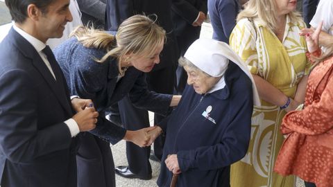 El alcalde y la conselleira, con sor Amparo, alma del refugio Pardo de Atn