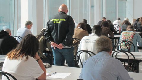 Foto de archivo de la celebraci�n de un examen te�rico para obtener el carn� de conducir
