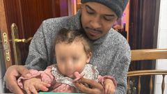 �lex Soares con su hija, de poco m�s de un a�o, que naci� semanas despu�s de la muerte de su abuela