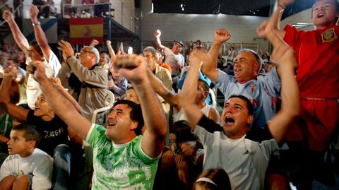 Vecinos y amigos animando en el puerto de Ald�n durante las pruebas ol�mpicas del 2008.