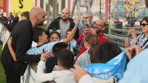 Claudio Giráldez, fotografiándose con aficionados en El Pardo.