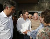Feijoo saludando a los vecinos de Amoeiro tras el mitin. 