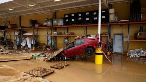 Destrozos en un taller en las inmediaciones del centro comercial Bonaire