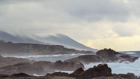 El Atl�ntico frente a Viladesuso durante una jornada de temporal.