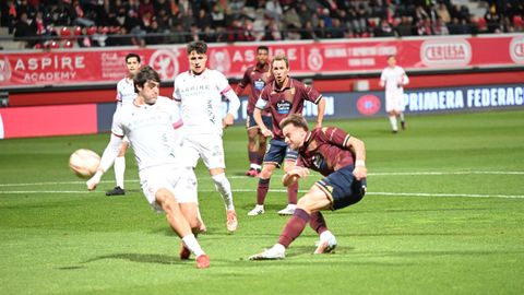 Yelko, en segundo plano, en le partido de pasado s&aacute;bado en Le&oacute;n
