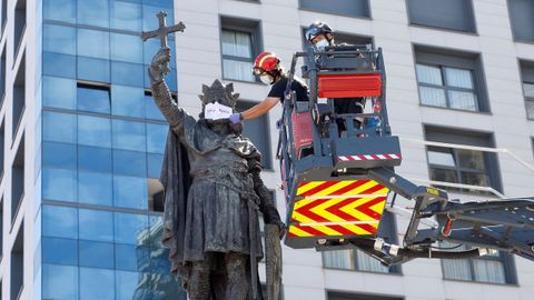 Bomberos de Gijn colocan una mascarilla a la estatua del rey Pelayo