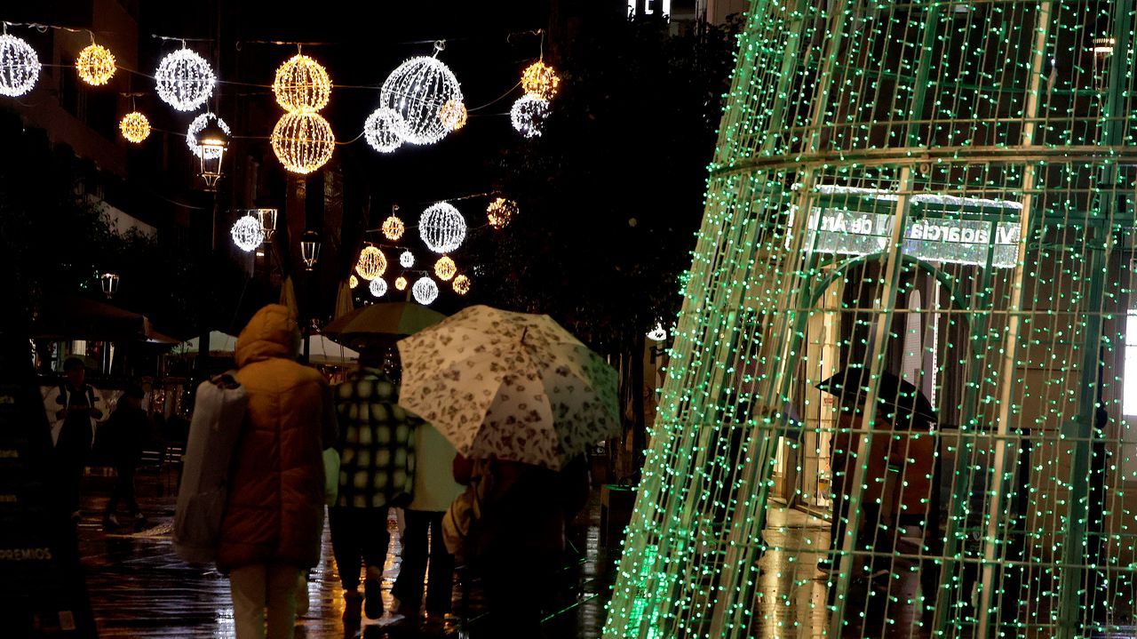 Vandalismo navideño en Vilagarcía: Del chaval que se cayó de una farola y que deberá pagar su arreglo a la anciana que robaba setas luminosas en Carril