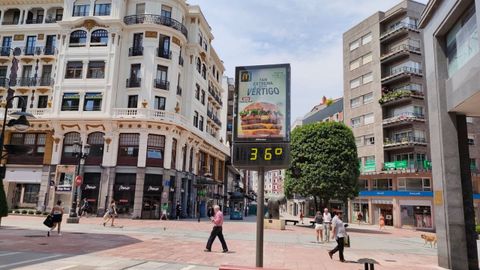 Ola de calor en Asturias. Un term�metro de Oviedo marca 36 grados.