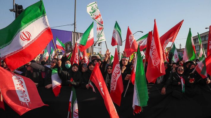  Mujeres iran&iacute;es participan en una manifestaci&oacute;n bajo el lema  chicas sacrificadas para rendir homenaje a las mujeres asesinadas durante la guerra