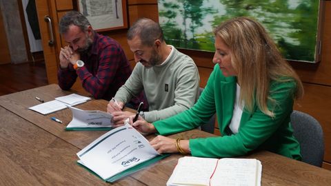 De izquierda a derecha; el concejal de Hacienda, Alberto Pajares, el alcalde de Siero, �ngel Garc�a y la edil de la Fresneda, Alejandra Cuadriello.