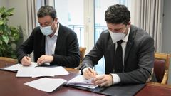 Valent�n Gonz�lez Formoso y Jos� Ram�n Romero firmaron el acuerdo