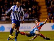 El central rojiblanco Jorge, intentando arrebatarle el bal�n al deportivista Marchena.