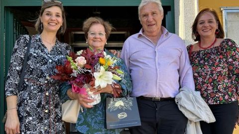 Maika Resúa con su madre, Carmen Ramos, el día que cumplió 75 años, su padre y su hermana