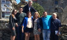 De izquierda a derecha Ana y Jos� Luis Castro, Juan Bautista Blanco -sobre el muro-, Estrella Casti�eira, Estrella Antelo, Jorge Romar y Ram�n Blanco