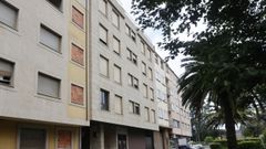 En el centro de la imagen, frente a las palmeras, el edificio de la residencial Xuvia (en Narón)