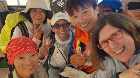 Patricia Otero posa con un grupo de peregrinas llegadas a Mondo�edo desde Taiw�n.