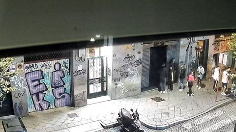 Cmaras. Varios de los afectados instalaron cmaras de videovigilancia en sus ventanas para documentar las supuestas infracciones de los locales de ocio de la calle Cabeza de Manzaneda.