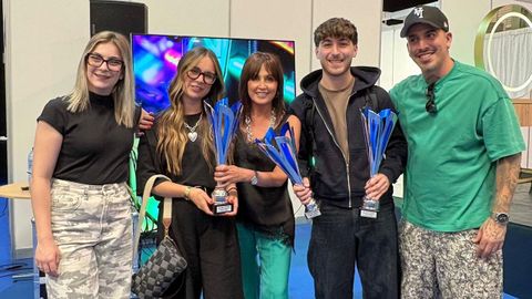 Amparo Fern�ndez (en el centro) posa junto a Carla Fern�ndez, que gan� el premio Fast Face en la Gran Batalla de Barberos Intermax
