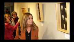 Raquel Figueiras diante dunha das obras que forman a s�a exposici�n, na Casa de Cultura monfortina