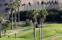 Jugando al golf ante la valla de Melilla