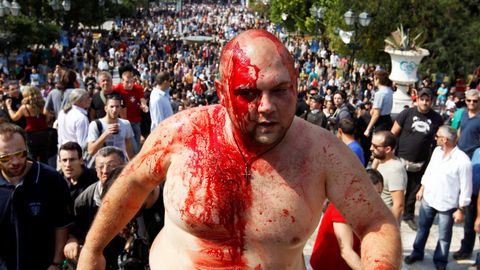 Un hombre cubierto con su propia sangre se escapa despu�s de que un grupo de manifestantes de izquierda intentaran lincharlo mientras lo acusaban de ser un fascista durante una protesta en la plaza Syntagma de Atenas.