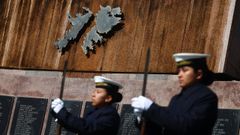 Dos miembros de la Marina argentina frente a un memorial de las v�ctimas de las Malvinas.