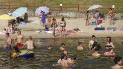 Baistas en la playa fluvial de A Cova (O Saviao) en una foto de archivo