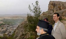 Bachar al Asad (derecha), en la reci�n liberada ciudad de Malula, al norte de Damasco.