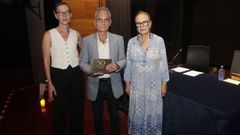 Mar&iacute;a Ba&uacute;lde y Montse Paz acompa&ntilde;aron a Jaime Villamor en la presentaci&oacute;n del libro de relatos &laquo;50 ferrados de Javi&raquo;, que tuvo como fuente de inspiraci&oacute;n al camarero de un bar de Os Mallos originario de Malpica. 