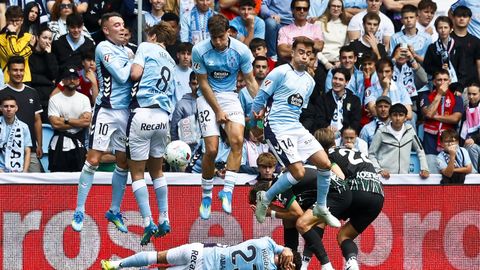 Los jugadores del Celta, defendiendo una falta a favor del Elche.