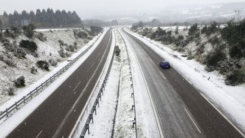 Imagen de archivo de nieve en la calzada de la A-8 en Abadn