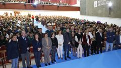 Romn Rodrguez y otros cargos de la Consellera de Educacin posando con representantes de las empresas participantes y el alumnado y profesorado que acudi a la presentacin de los retos