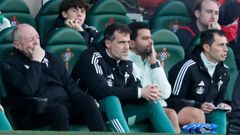 Valeiro y Corredoira, en el centro de la imagen, en el banquillo de A Malata.