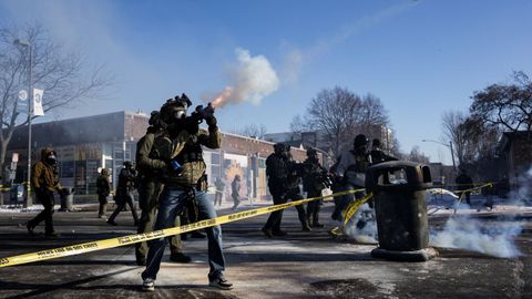 Agentes del ICE disparando en una calle este jueves en Mine�polis