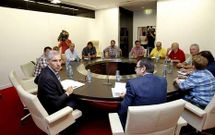 La reuni�n se llev� a cabo en la Conseller�a de Industria y se prolong� durante tres horas. 