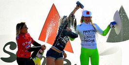 La australiana Dimity Stoyle y la hawaiana Tatiana Weston-Webb roc�an a Van Dijk en el podio.