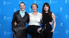 Las actrices Vicky Krieps, Fiona Shaw y Emma Mackey del filme �Hot Milk� durante la presentaci�n del mismo.
