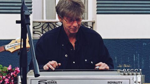 �lvaro Lamas, al frente de su m�tica steel guitar