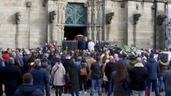 Cientos de personas se congregaron en la iglesia de San Marti�o de Noia para despedir a Diego Mayo.