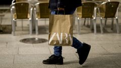 Un viandante lleva una bolsa de Zara este mi�rcoles en Ourense