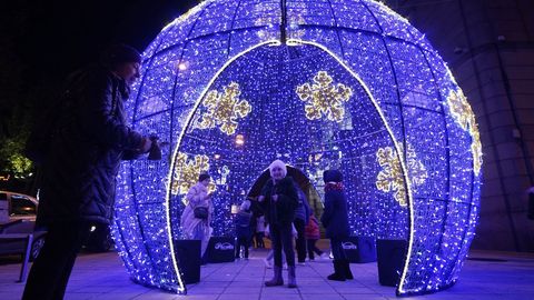 LUCES DE NAVIDAD EN OURENSE.En la ciudad, el alumbrado navideo se encendi en la vspera del puente de la Constitucin