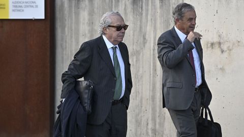 El empresario del grupo Isolux Luis Delso Heras (i) y Jordi Pujol Ferrusola (d) a su llegada a la Audiencia Nacional en San Fernando de Henares, Madrid, este lunes.