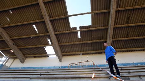 Mal estado de las instalaciones del campo de f�tbol y pistas de atletismo de A Alta en Pobra