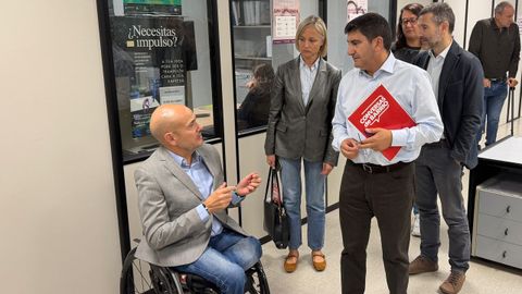Pedro Blanco, ayer, con el presidente de la Confederaci�n Gallega de Personas con Discapacidad (Cogami), Anxo Queiruga.
