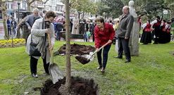La edila de Cultura, Ana Fern�ndez, y la secretaria general de Sanidad, Pilar Farjas, en el acto.