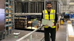 Adrián Sieiro, en la fábrica de Exotec en Tilburg, en Países Bajos, donde trabaja desde hace un año en matenimiento de robótica